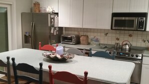 House | Private kitchen | Fridge, stovetop, dishwasher, cookware/dishes/utensils - Nw123b Seaspray Court (North Wildwood)