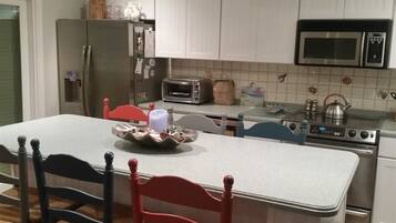 Nhà | Bếp riêng | Tủ lạnh, bếp nấu, máy rửa bát, dụng cụ nấu nướng/bát dĩa/dao nĩa