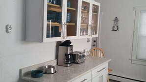 Kaffe- och tebryggare, kylskåp, mikrovågsugn och diskmaskin