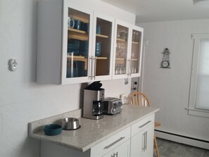 Refrigerador, microondas, lavavajillas y cafetera y tetera 