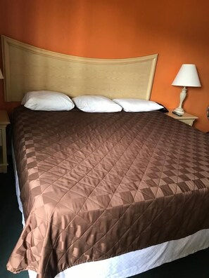 Desk, laptop workspace, iron/ironing board, free WiFi - Budget Inn (Perryton)