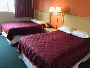 Desk, laptop workspace, iron/ironing board, free WiFi - Budget Inn (Perryton)