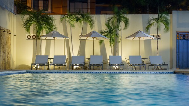 Outdoor pool, open 9:00 AM to 9:00 PM, pool umbrellas, sun loungers - Hotel San German Boutique (Girardot)