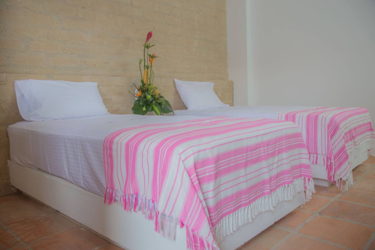 Habitacion doble/ 2 camas indivual | Blackout drapes, iron/ironing board (on request), WiFi (free)