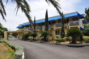 Property grounds - Tamarind Tree Resort (Runaway Bay)