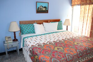 Double Room, 1 King Bed | Free WiFi, bed sheets - Tamarind Tree Resort (Runaway Bay)