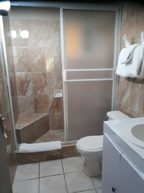Familienzimmer | Badezimmer | Dusche, Handtücher, Seife, Shampoo