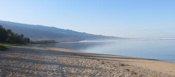 Villa Anthalo and its large heated swimming pool, 2 steps from the lagoon