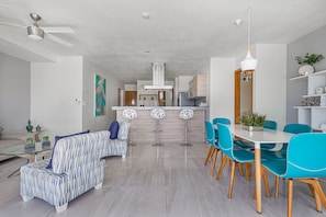 Classic-Apartment, 3 Schlafzimmer | Wohnbereich | 32-Zoll-Fernseher mit Kabelempfang