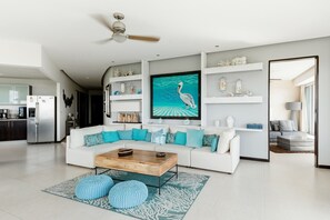 Panoramic Apartment | Living area | Smart TV - Beautiful Beachfront Apartments (Cancun)