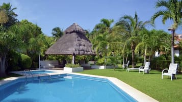 Kolam renang outdoor