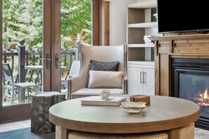 ทีวีจอพลาสมา, เตาผิง, เครื่องเล่นดีวีดี, พื้นอุ่น