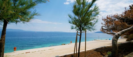 Una spiaggia nelle vicinanze, lettini da mare