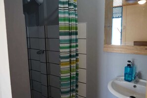 Ducha, artículos de tocador gratuitos, toallas