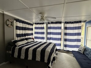 4 bedrooms, bed sheets - Beautiful Lakefront Home in Quiet Cove Near the Strip (Rocky Mount)