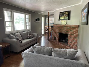 Smart TV, chimenea, reproductor de DVD, videoteca