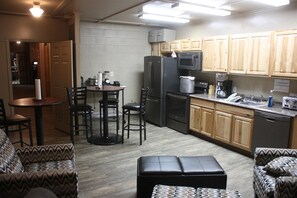 Breakfast area - Old School Motel RV (Fortuna)