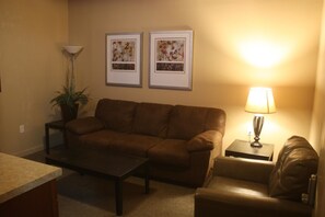 Rom – deluxe (502) | Sengetøy av topp kvalitet, memory foam-senger og blendingsgardiner