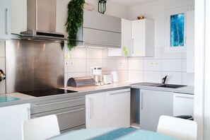 Kühlschrank, Mikrowelle, Ofen, Geschirrspüler