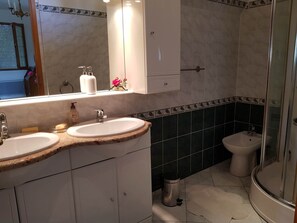 SĂšche-cheveux, papier toilette