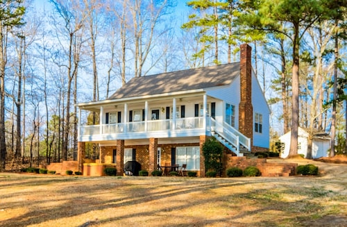 Serene Lakefront Escape with Sunset Views, Private Boathouse, and Endless Fun!