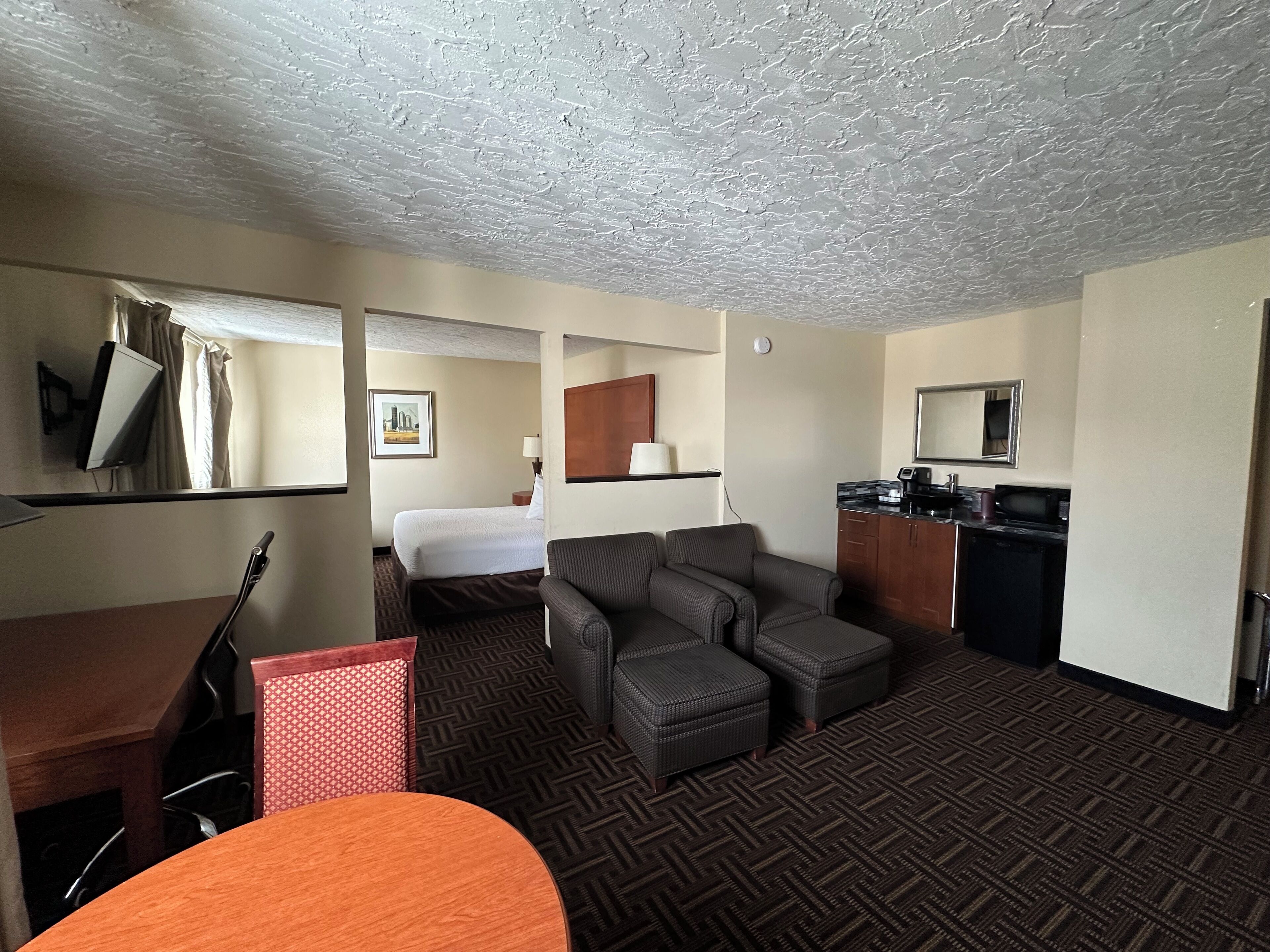 Suite, 1 King Bed, Non Smoking | Desk, laptop workspace, soundproofing, iron/ironing board