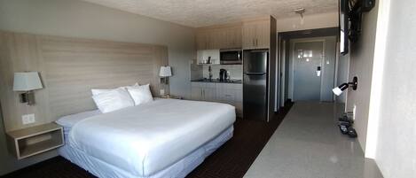 Chambre, 1 très grand lit, non-fumeurs (Efficiency) | Bureau, espace de travail pour ordinateur portable