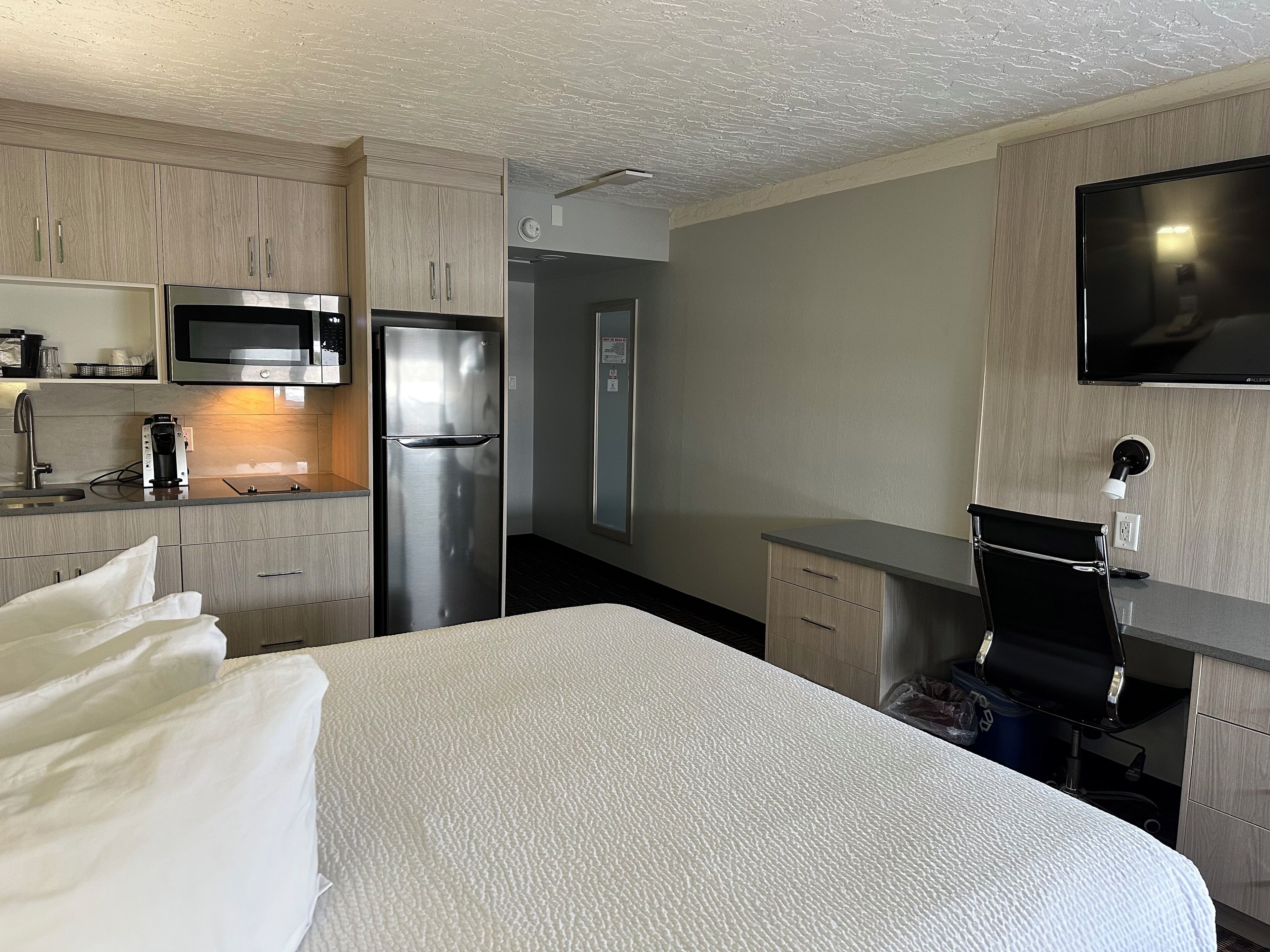 Room, 1 King Bed, Non Smoking (Efficiency) | Desk, laptop workspace, soundproofing, iron/ironing board