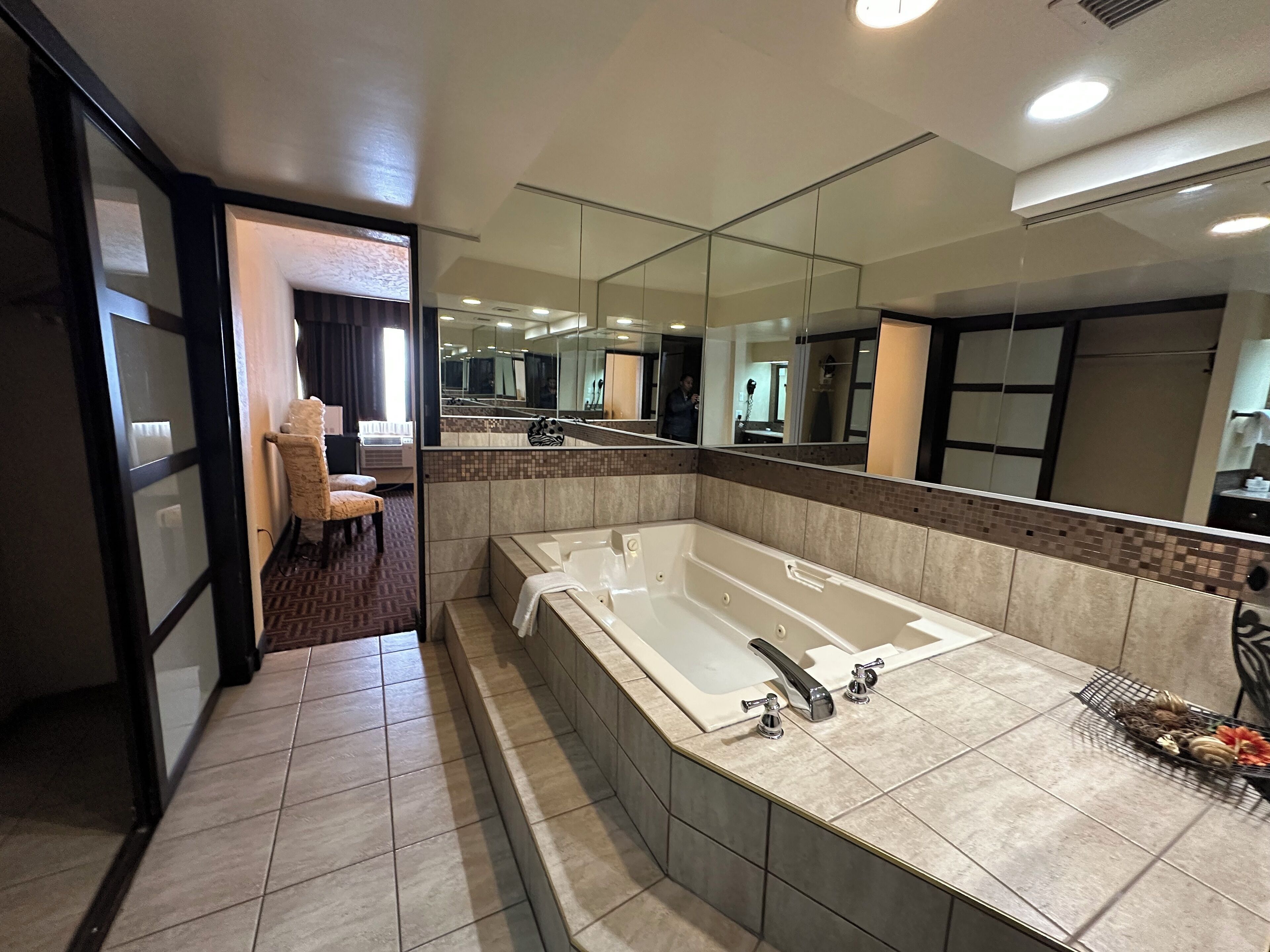 Deluxe Suite, 1 King Bed, Non Smoking | Bathroom | Combined shower/tub, free toiletries, hair dryer, towels