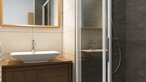 تجهيزات دش، مجففات شعر، مناشف، ورق حمّام