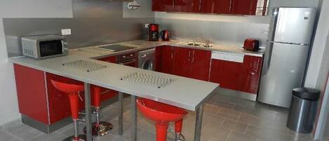 Réfrigérateur, micro-ondes, four, plaque de cuisson