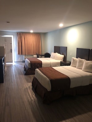 Escritorio, wifi gratis y ropa de cama 