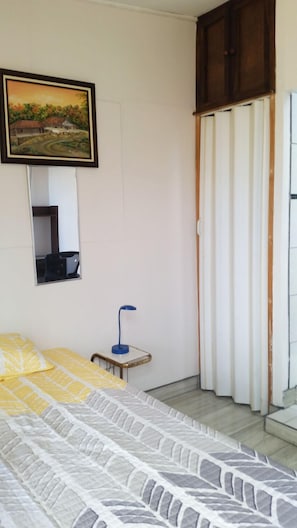 Yhden hengen huone, oma kylpyhuone, vuoristonäköala | Pimennysverhot, äänieristys, silitysrauta/-lauta, ilmainen Wi-Fi