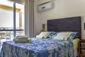 Apartamento clásico, vistas parciales al mar | Cortinas opacas, tabla de planchar con plancha, wifi gratis