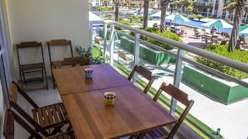 Na praia, areia branca, barracas de praia de cortesia, espreguiçadeiras