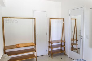 Apartamento clásico, vistas parciales al mar | Cortinas opacas, tabla de planchar con plancha, wifi gratis