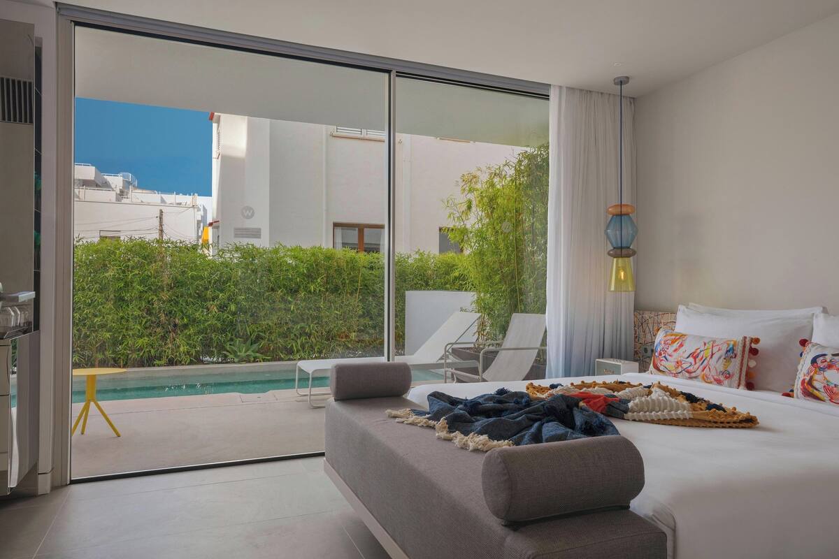 Deluxe Room, 1 King Bed | Pool | Seasonal outdoor pool, free cabanas, sun loungers