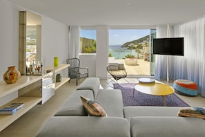 Suite, 1 cama de matrimonio grande, vistas al mar (Terrace) | Sala de estar | Televisión LCD de 32 pulgadas con canales por satélite, una televisión