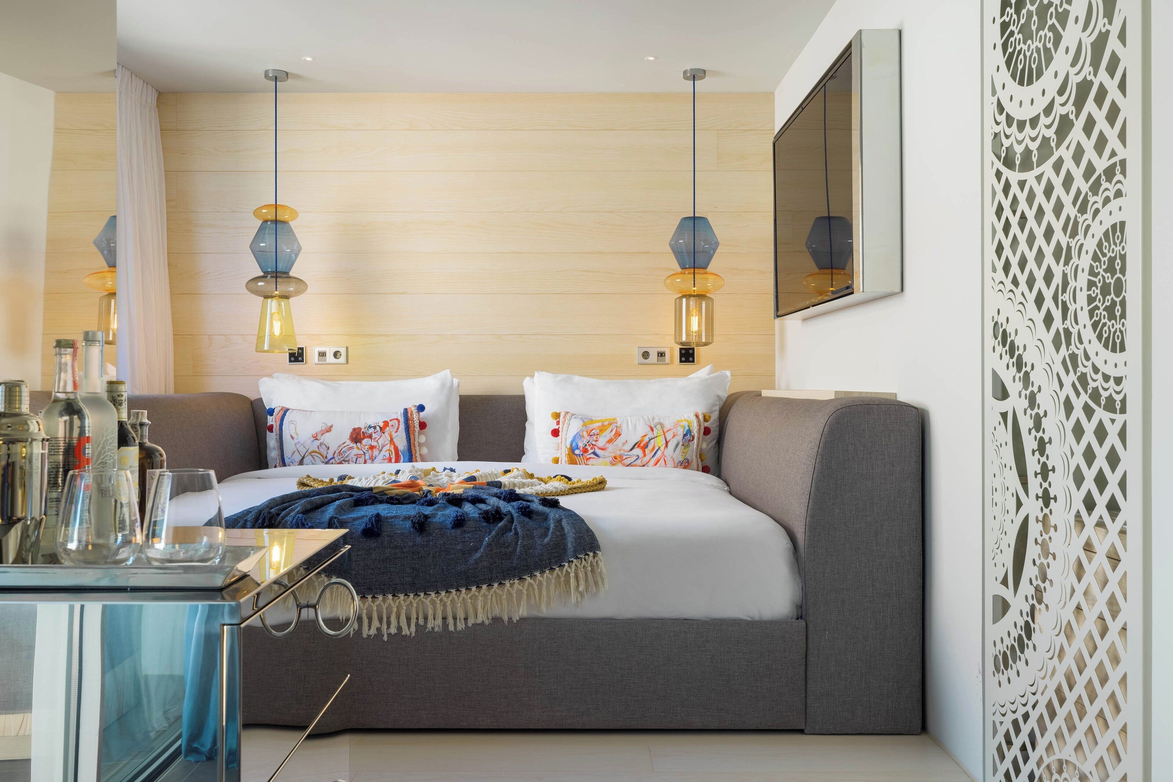 ملاءات للفراش لا تسبب الحساسية وأسرّة بطبقة علوية مريحة وميني بار