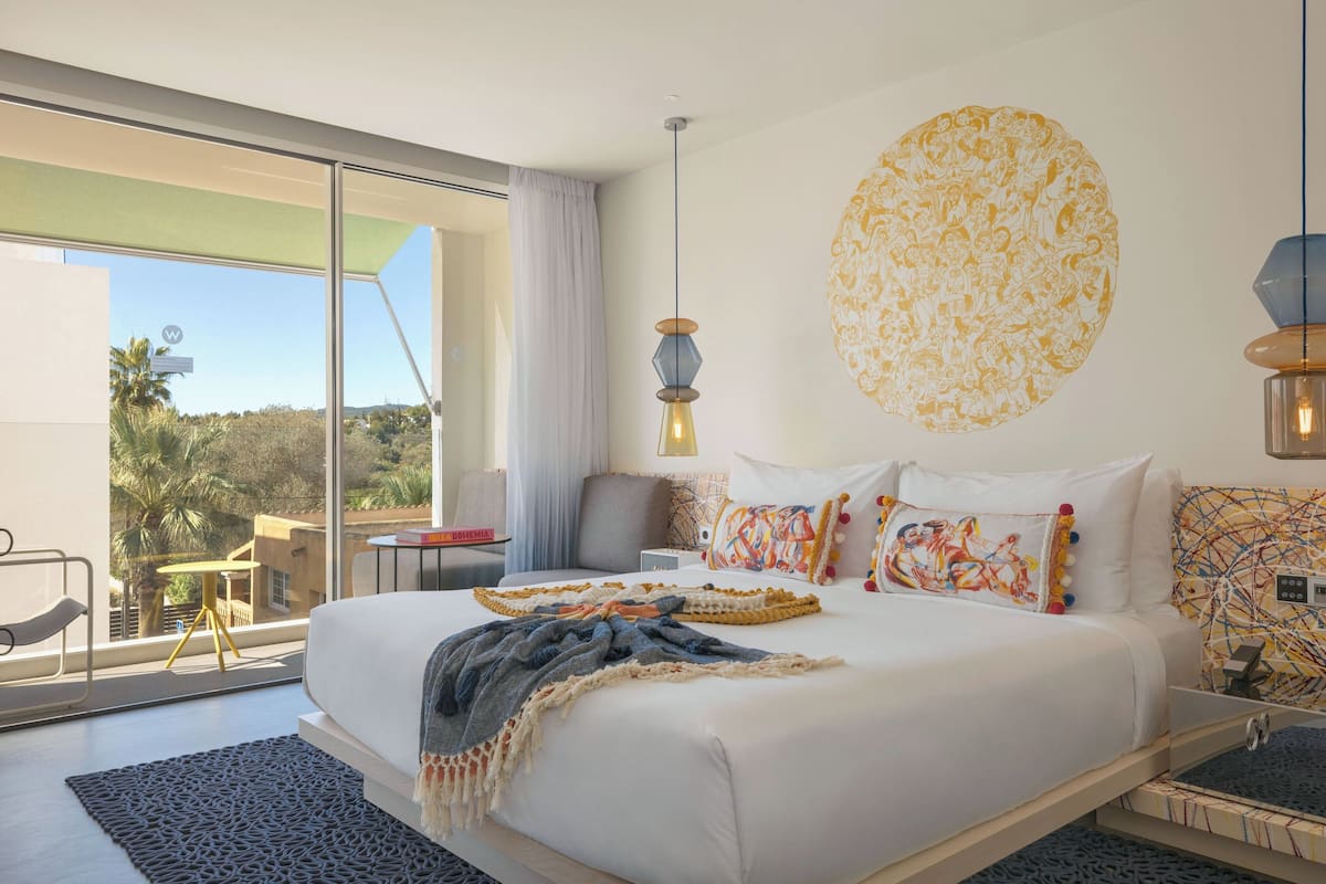 Room, 1 King Bed, Non Smoking | 1 bedroom, hypo-allergenic bedding, pillowtop beds, minibar