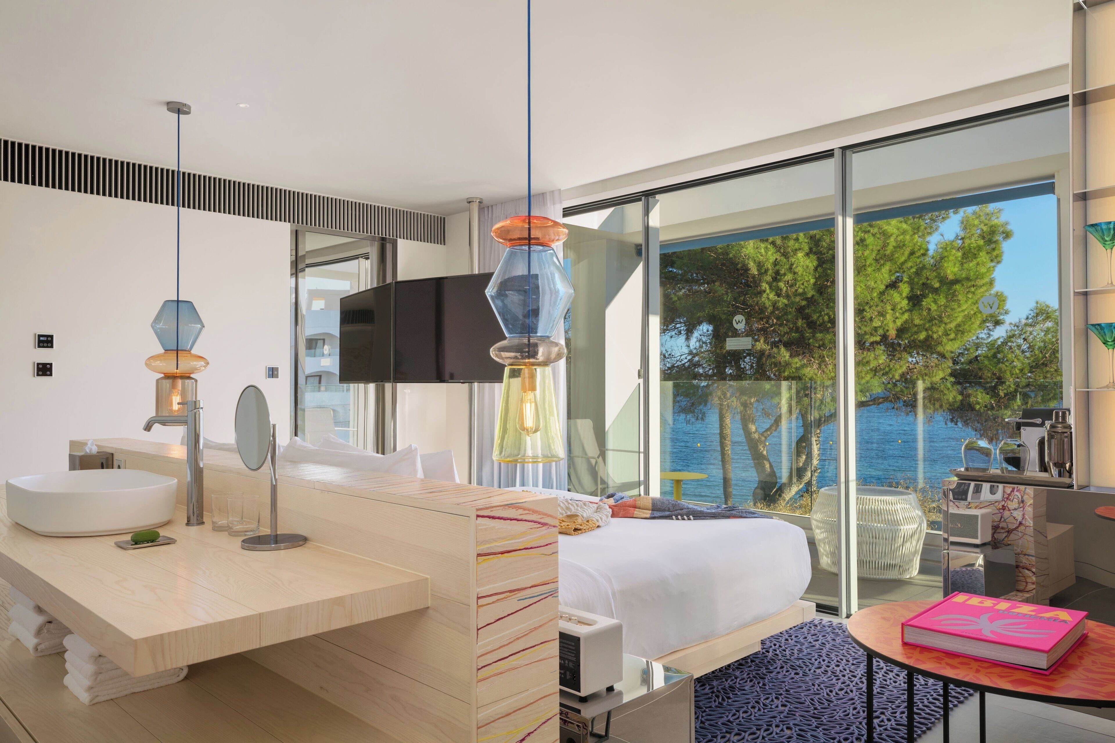 ملاءات للفراش لا تسبب الحساسية وأسرّة بطبقة علوية مريحة وميني بار