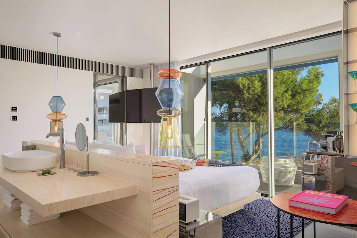 ملاءات للفراش لا تسبب الحساسية وأسرّة بطبقة علوية مريحة وميني بار