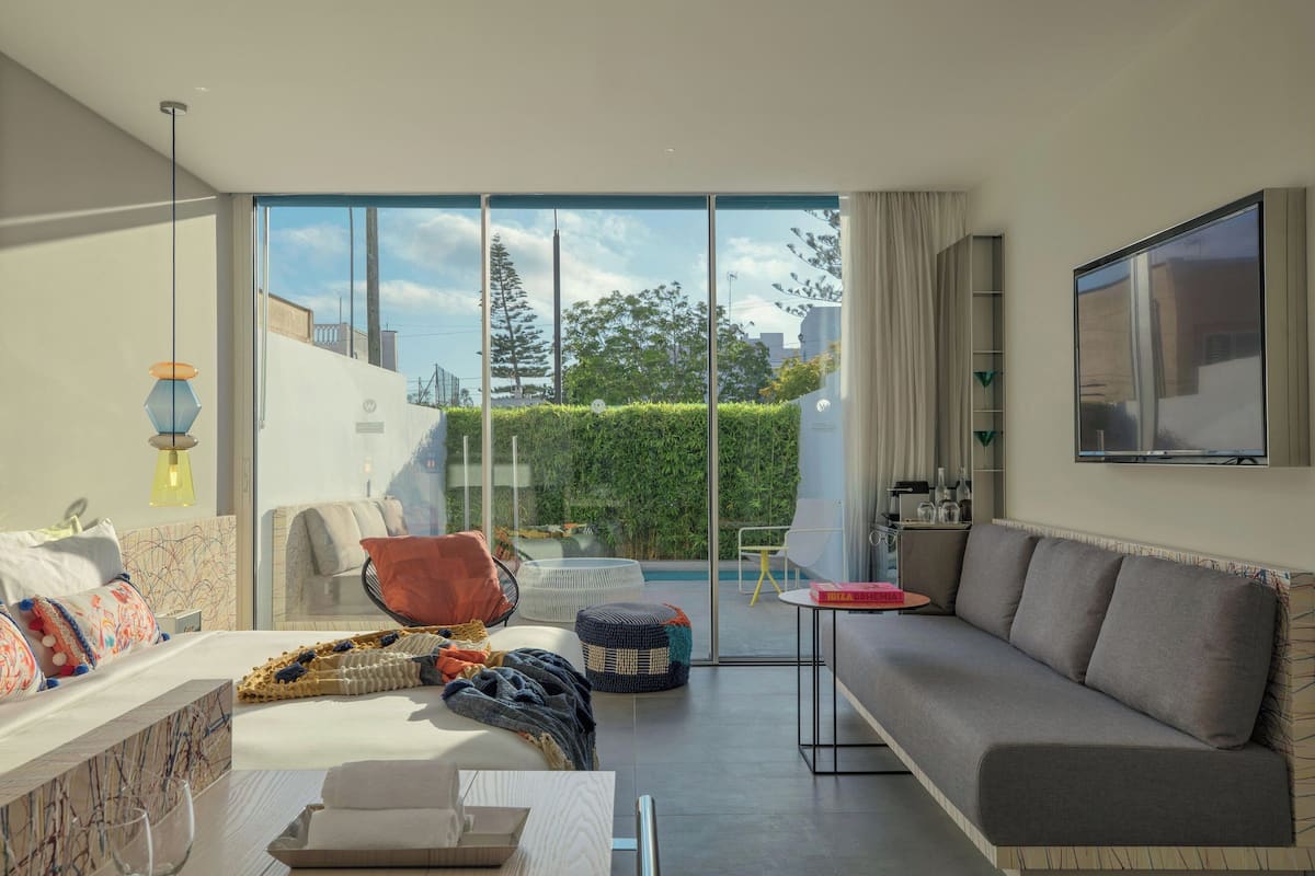 ملاءات للفراش لا تسبب الحساسية وأسرّة بطبقة علوية مريحة وميني بار