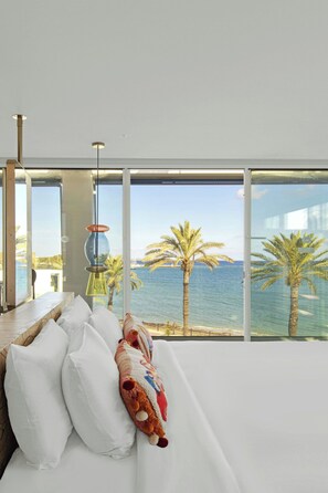 Premier suite, 1 kingsize bed, terras, op de hoek (Corner) | Hypoallergeen beddengoed, pillowtop-bedden, een minibar