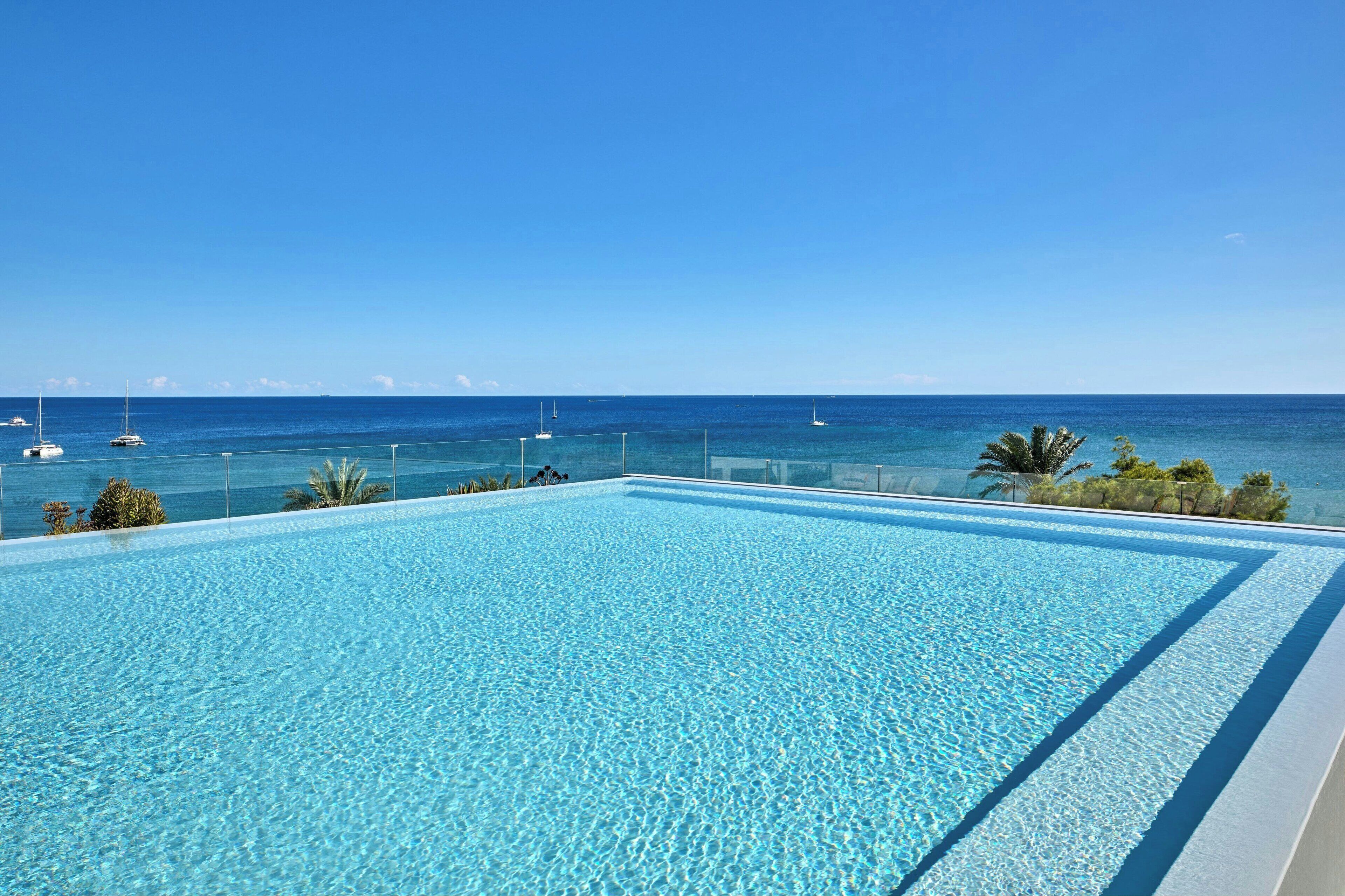 Seasonal outdoor pool, free cabanas, sun loungers