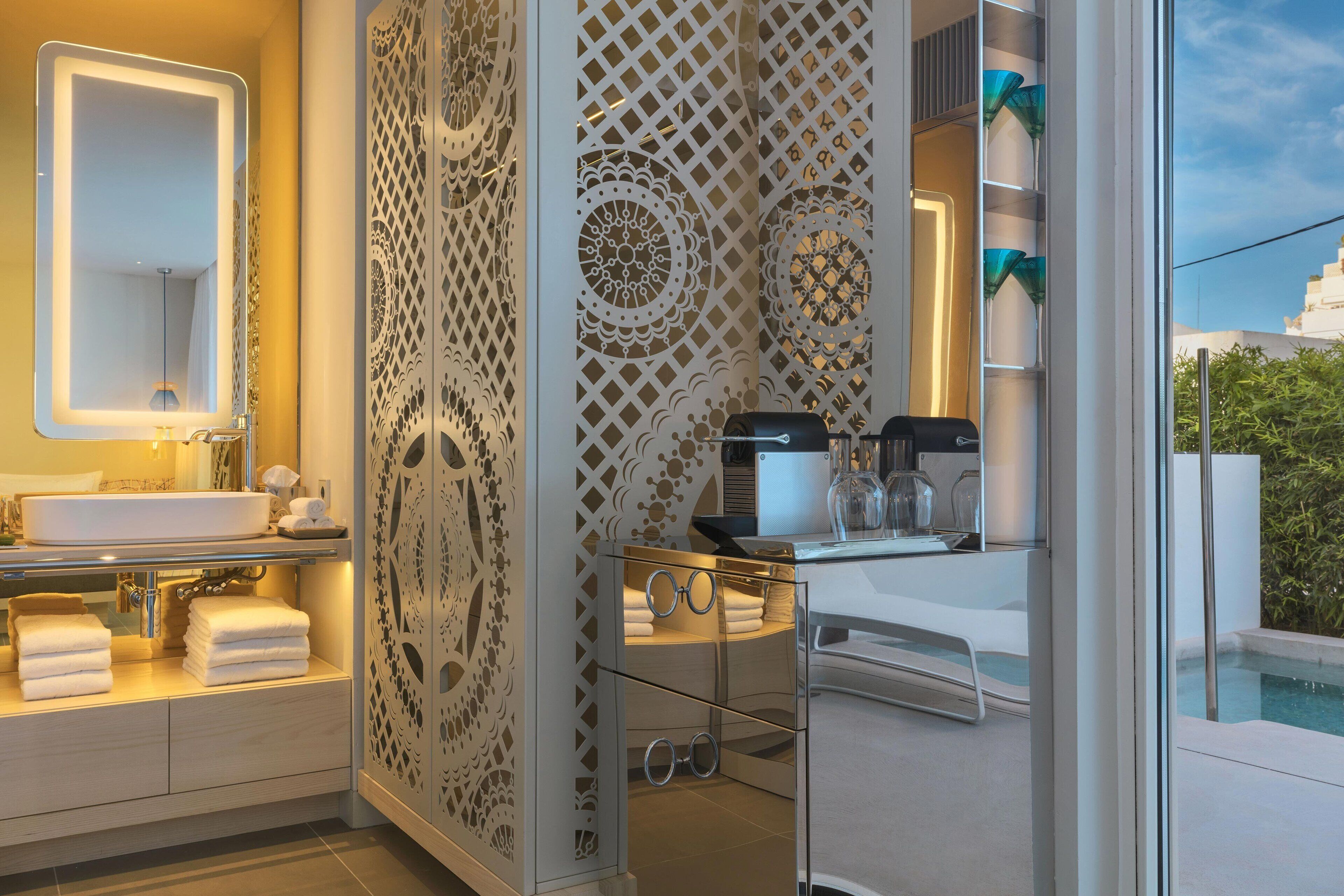 room, 2 single beds | bathroom | rainfall showerhead, free toiletries, hair dryer, bathrobes