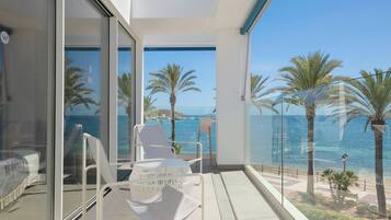 Premier-Zimmer, 1 King-Bett, Balkon (Corner) | Allergikerbettwaren, Pillowtop-Betten, Minibar, Zimmersafe