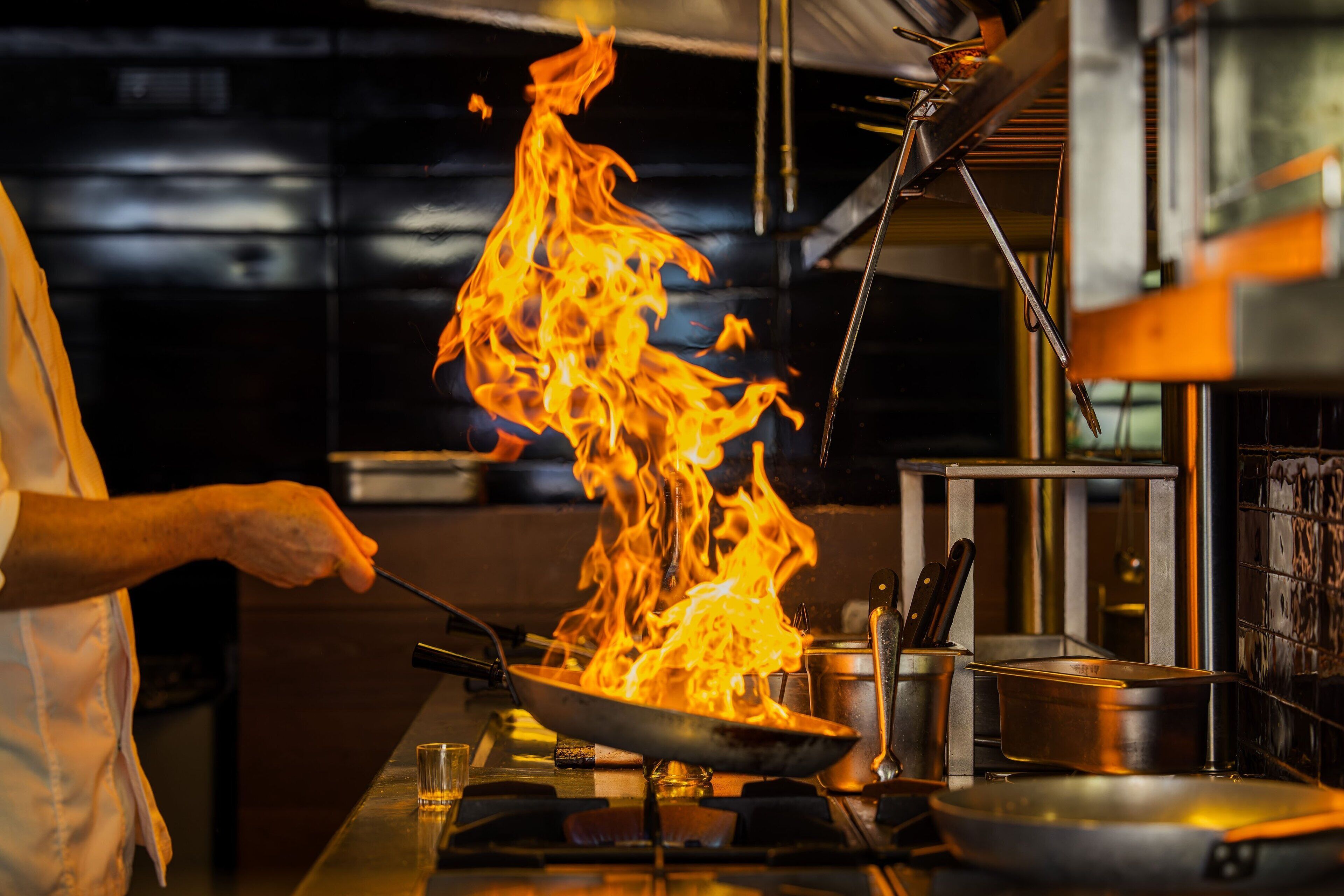 2 restaurants, lunch served