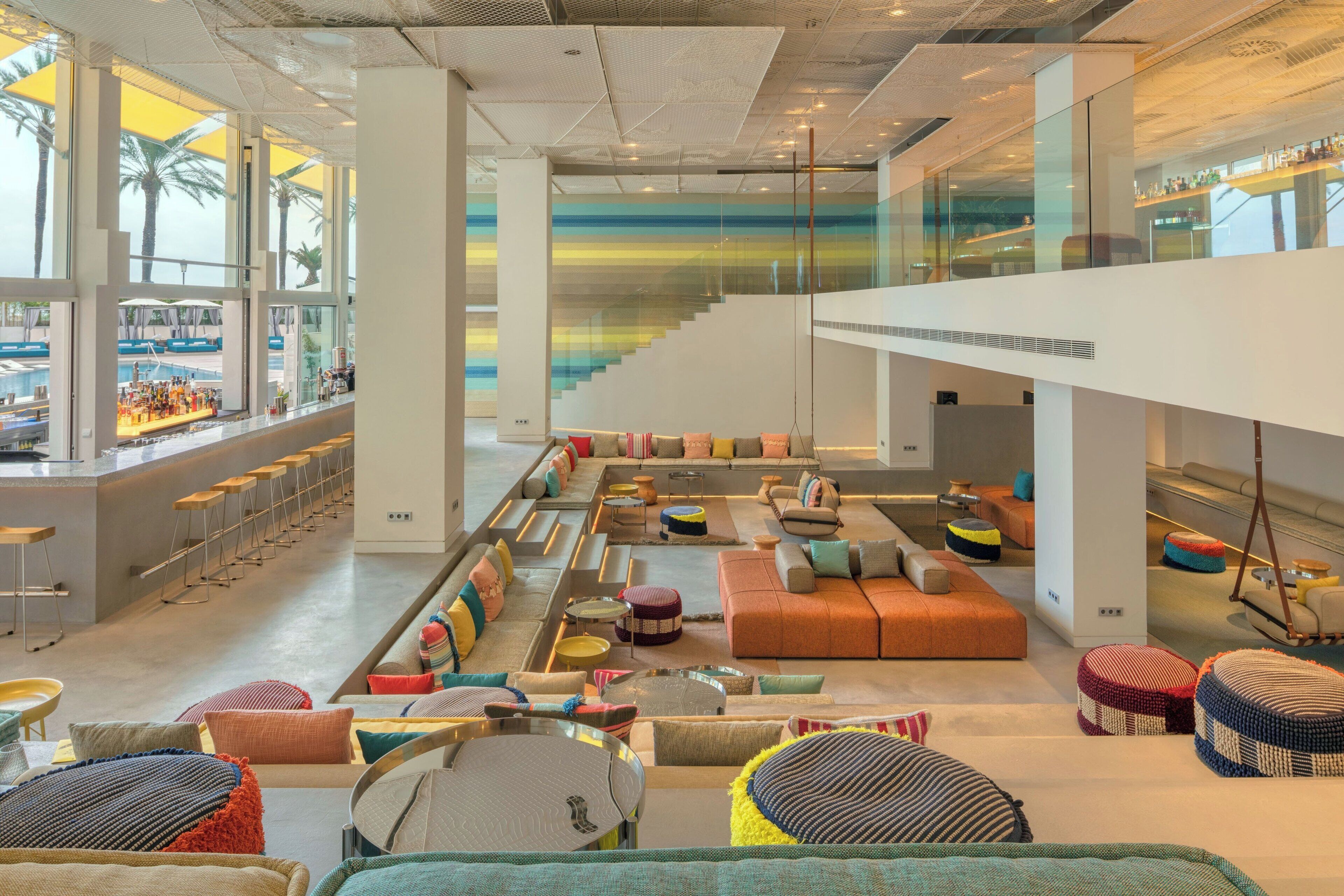 4 Bars/Lounges, Lobby-Lounge, Cocktailbar