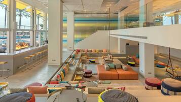 4 Bars/Lounges, Lobby-Lounge, Cocktailbar